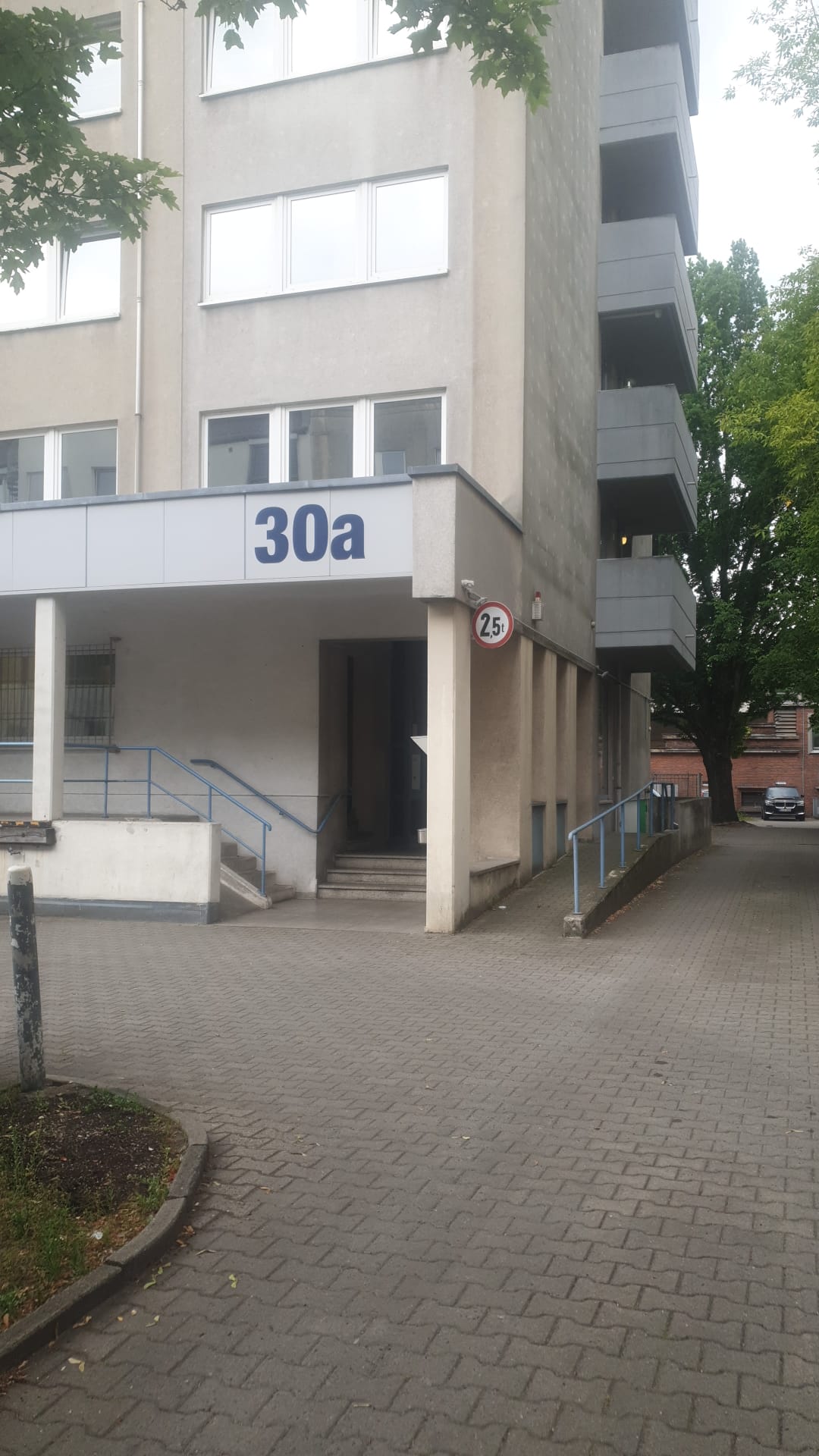 Eingang zum Standort in der Sophie-Charlotten-Straße 30a